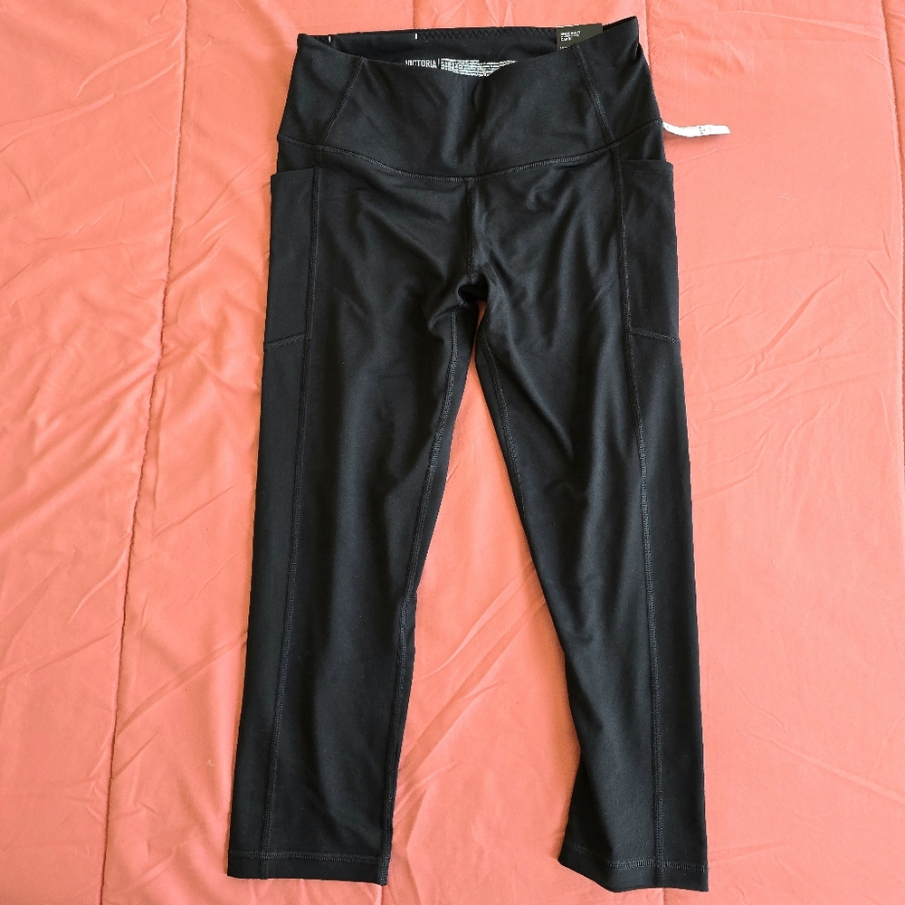 NWT Victoria's Secret Sport Knockout Capri Legging In Black - Medium